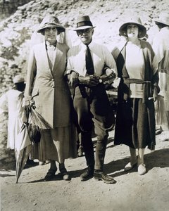 L till R: Lady Somerleyton, Överste Watson Pasha och Hon. Lady Alexander vid Tutankhamons grav, kungarnas dal