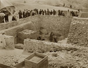 Lord Carnarvon (1866-1923) Lady Evelyn Herbert och Howard Carter (1873-1939) vid Tutankhamons grav, kungarnas dal (silvertryck av gelatin)
