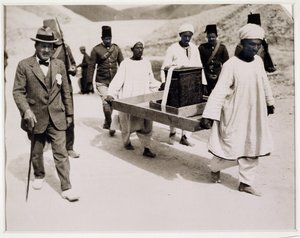 Borttagning av den förgyllda helgedomen från Tutankhamons grav, kungadalen (silvertryck av gelatin)