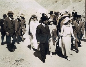 Belgarnas drottning (mitten ledande) Lord Allenby (extremt till vänster) och Lady Allenby närmar sig ingången till Tutankhamons grav, kungadalen