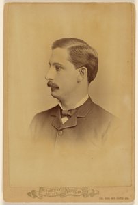 [Oidentifierad man med mustasch, i profil] av Harry F. Maneeley