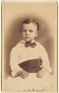 [Oidentifierad liten pojke med fluga, sittande] av Hastings and White and Fisher