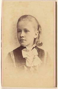 [Oidentifierad ung flicka, tryckt i vinjettstil] av Hastings and White and Fisher