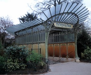 En mynning av tunnelbanestation gjord av Hector Guimard (1867-1942), Paris. 1900-talet