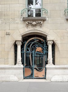 Entrédörr till Castel Beranger, byggd mellan 1895 och 1898 i det 16:e arrondissementet i Paris (foto)