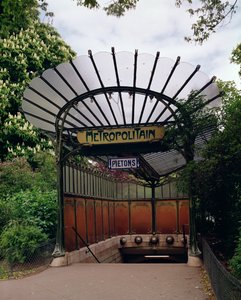 Ingång till tunnelbanestationen Porte Dauphine, designad av Hector Guimard (1867-1942)