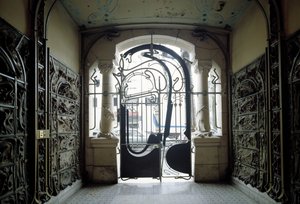 utsikt över ingångsporten till Castel Beranger som ligger på 14, rue de la Fontaine i det 16:e arrondissementet i Paris (foto) av Hector Guimard