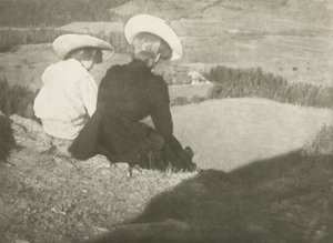 Åker i Birgitz (Hans och Mary sitter), ca 1908 (gummi bikromattryck)