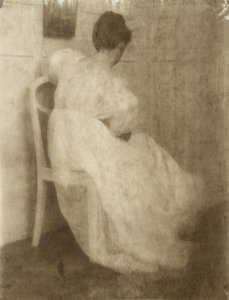 Mary Warner på en vit stol, ca 1910 (gummi bikromat över platinatryck)