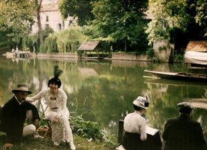 Måltid på flodens strand i Montigny, Frankrike, ca 1920-25 (autokrom) av Henri Chouanard