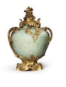 En av ett par vaser och lock i Louis XV-stil, fästen daterade 1883, porslin sent artonde- tidigt artonhundratalet (ormolu-monterat kinesiskt celadonporslin) av Henri Dasson