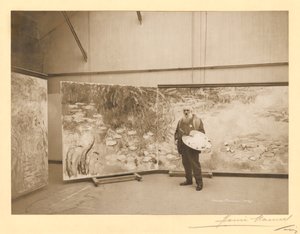 Claude Monet (1840-1926) framför sina målningar "Näckrosorna", i sin ateljé i Giverny
