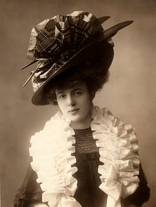Närbild på en ung kvinna i kläder från början av 1900-talet av Henri Manuel