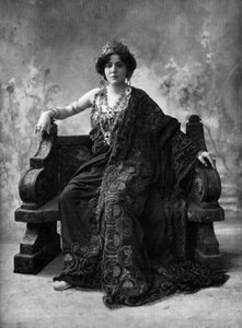 Franska sopranen Suzanne Brohly som Clytemnestre i operan "Iphigenie en Aulide", Paris, foto av Henri Manuel från franska tidningen "Le Theatre" april 1908
