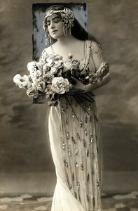 Porträtt i helfigur av Lucy Arbell, fransk operasångerska, i kostym av Henri Manuel
