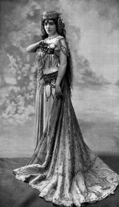 Operasångerskan Germaine Bailock som Dalila i operan "Samson et Dalila", 1908 (S/V Foto)