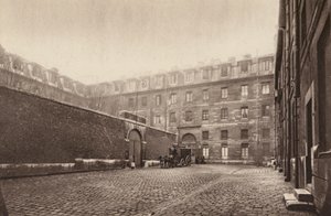 Paris: Cour interieure de St-Lazare, la prison des femmes; Inre domstol i "St-Lazare", kvinnofängelse (svartvitt foto) av Henri Manuel