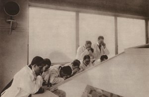 Paris: Pendant une operation, dans un hopital moderne; Operation sedd uppifrån på ett sjukhus (svartvitt foto)