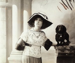 Porträtt av den franske skådespelaren Pierre Frondaie, i teaterrollen som Michelle. av Henri Manuel