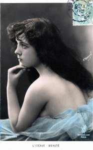 Skönhetsidealet: ung kvinna med långt hår (förmodligen dansaren Véréna, från Folies Bergères), vykort 1905 (foto)