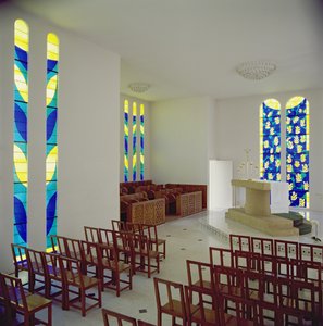 Interiörvy med altaret i Rosenkransens kapell, Vence av Henri Matisse