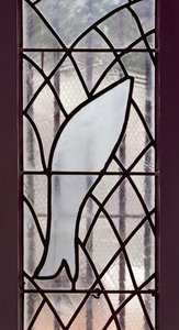 Glasmålning föreställande en fisk fångad i ett nät under Frälsningsstjärnan, från trappan till Rosenkransens kapell av Henri Matisse