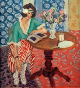 Kvinna som läser vid ett bord (i grön, rödrandig klänning) av Henri Matisse