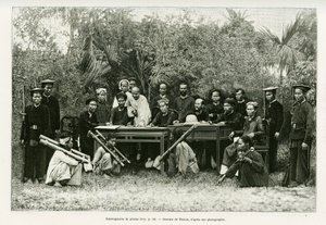 Förhör med pirater. Gravyr av Thiriat, efter ett fotografi, för att illustrera historien Trente mois au Tonkin 1884, av Doctor Hocquard, i le tour du monde 1889, regisserad av Edouard Charton (1807-1890), Hachette, Paris. av Henri Thiriat