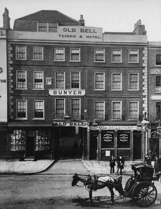 The Old Bell Inn, High Holborn, c.1884 av Henry Dixon