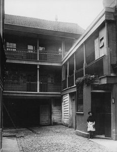 The Old Bell Inn, High Holborn, innergård, c.1884