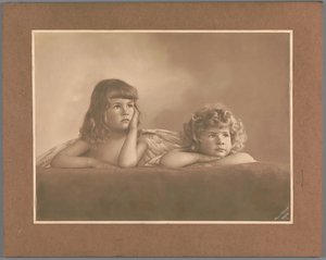 Porträtt av Agnes Renée och Irène Heloïse Pauw van Wieldrecht, fotografens döttrar, i en pose lånad från puttin på Raphaels Sixtinska Madonna (Dresden, Galerie Alte Meister) av Henry Pauw van Wieldrecht
