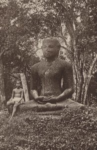 Ceylons ruinerade städer: Monolitisk Buddhastaty (s/v foto)