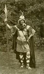 Representerar kung Arthur bärdräkt av brittisk hövding, sjätte århundradet e.Kr., 1924 av Herbert Norris