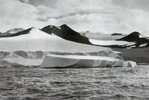 En Berg kalvning från en glaciär vid Cape Crozier, c1911, 1913 av Herbert Ponting