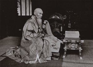 En buddhistisk abbot (s/v foto) av Herbert Ponting