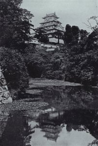 Ett feodalt slott, från vallgraven (s/v foto) av Herbert Ponting