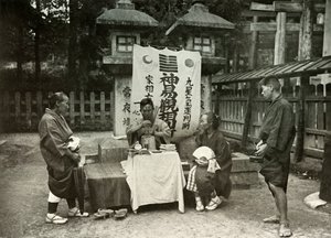 En spåkvinna vid Inari-templet, 1910. av Herbert Ponting