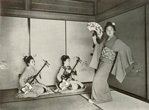 En geisha som dansar, 1910. av Herbert Ponting