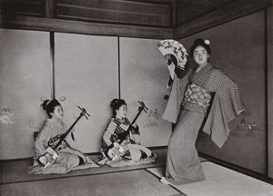 En geisha som dansar (s/v foto) av Herbert Ponting