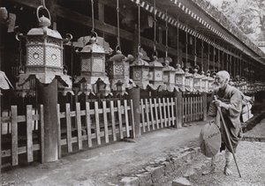 En pilgrim vid Kasuga-templet, Nara (s/v foto) av Herbert Ponting