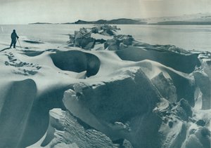 En tryckrygg i havsisen som löper mot Cape Barne, 1911, 1913 av Herbert Ponting