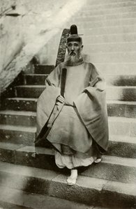 En shintopräst, 1910. av Herbert Ponting