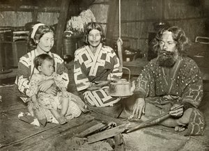 Ainu Man and Women at Home, 1910. av Herbert Ponting