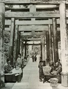 An Avenue of Torii i Enare, 1910. av Herbert Ponting