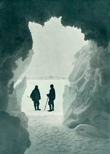 An Ice Grotto - Tent Island in Distance Kapten Scott och Wright, c1911, 1913 av Herbert Ponting