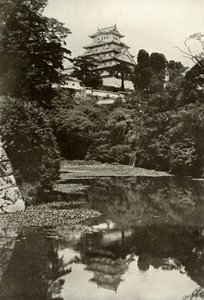 Ett gammalt feodalt slott från vallgraven, 1910. av Herbert Ponting