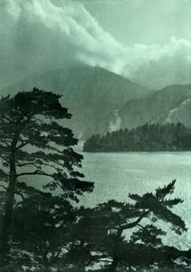 Närmar sig storm på sjön Motosu, 1910. av Herbert Ponting