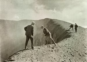 Vid Craters Brink, Asama-Yama, 1910. av Herbert Ponting