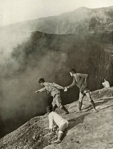 Vid Craters Brink, Aso-San, 1910. av Herbert Ponting