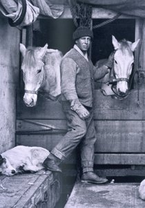 Kapten Oates och två av ponnyerna på Terra Nova, från "Scott